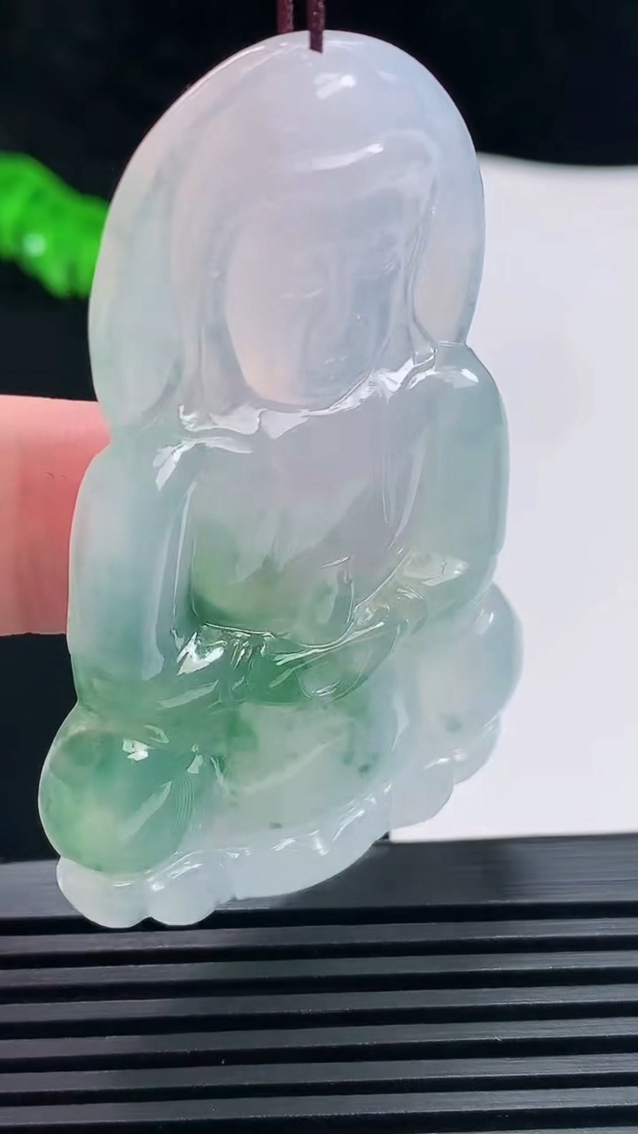 天然A货翡翠种飘花正装观音吊坠，尺寸61-38-6 重量:25.30g
6月23日