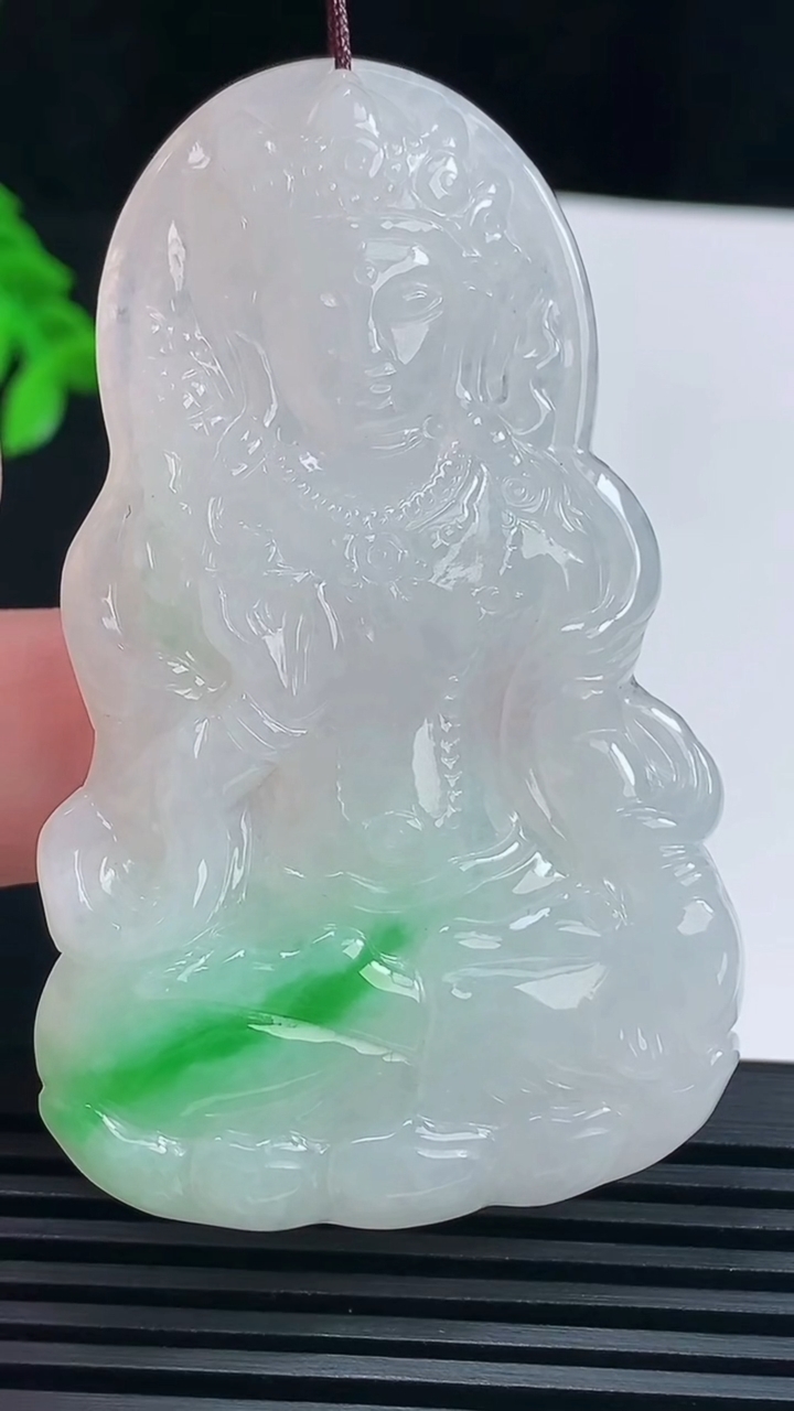 天然A货翡翠度母菩萨吊坠，尺寸65-40-5.5 重量:25.81g
6月23日