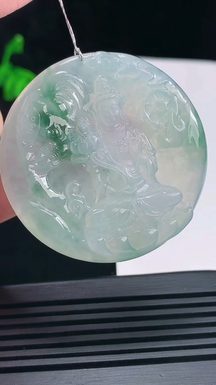 天然A货翡翠冰种飘花普贤菩萨吊坠，尺寸45.6-5.8 重量:25.11g
6月23日