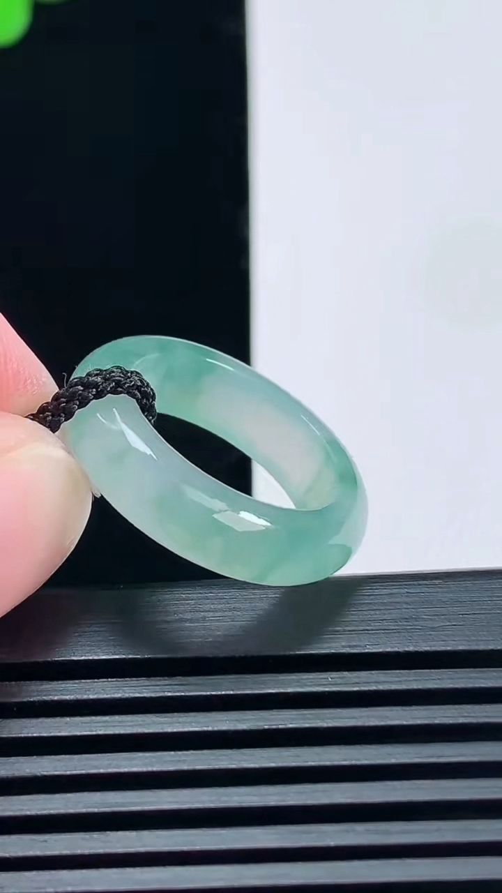 天然A货翡翠玉指环 戒指，尺寸17-5.6-3.5 重量:3.83g2026年6月23日
工厂直销收藏佳品,种好水足，色泽均匀，有种有色，上手高大气！