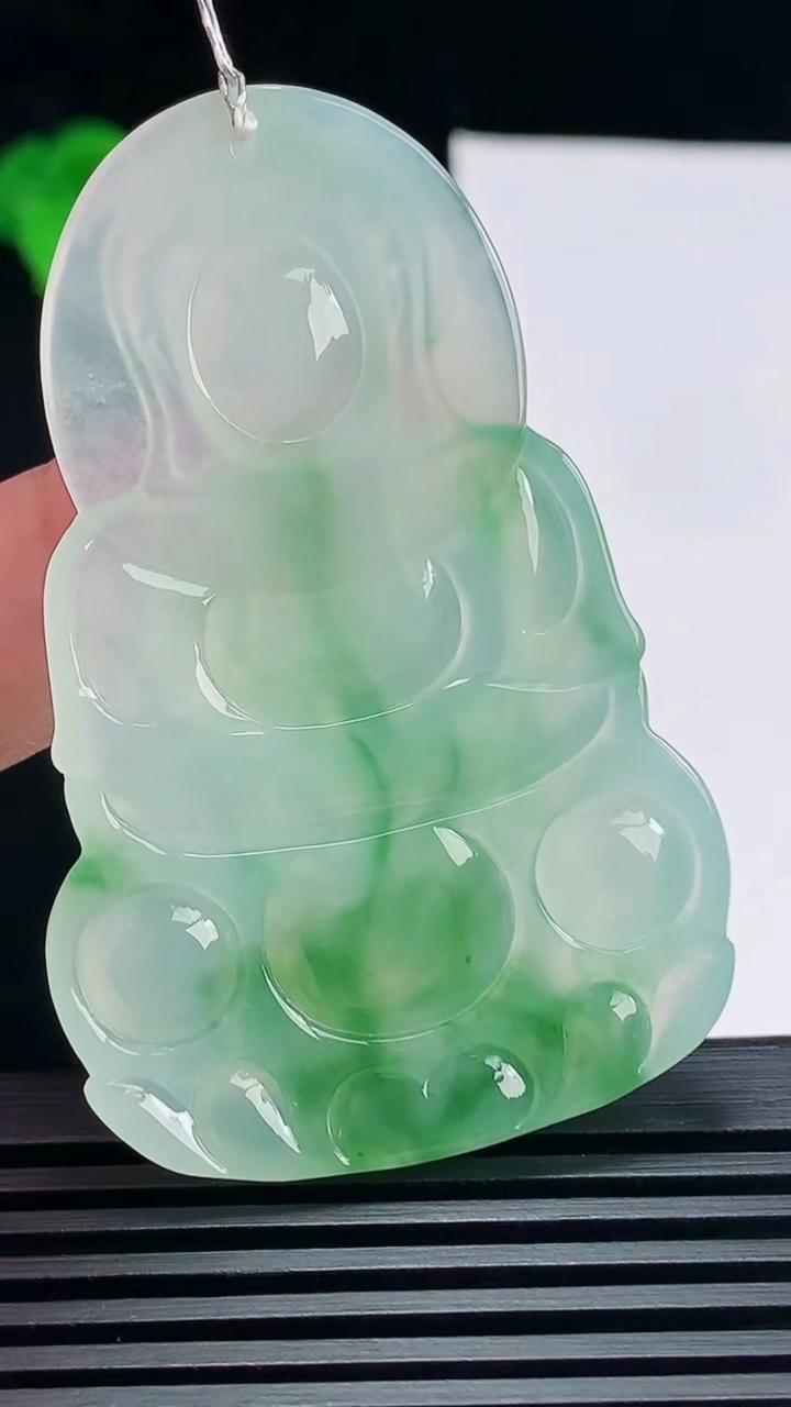 天然A货翡翠种飘花正装观音吊坠，尺寸58.5-37.5-5 重量:19.43g
6月23日