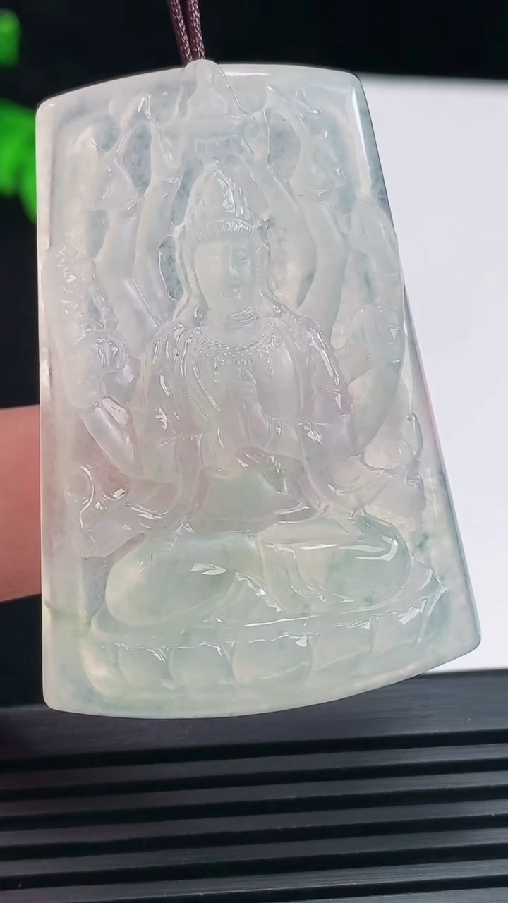 天然A货翡翠种飘花千手观音菩萨吊坠，尺寸51.6-35.5-5.6 重量:20.44g
6月23日