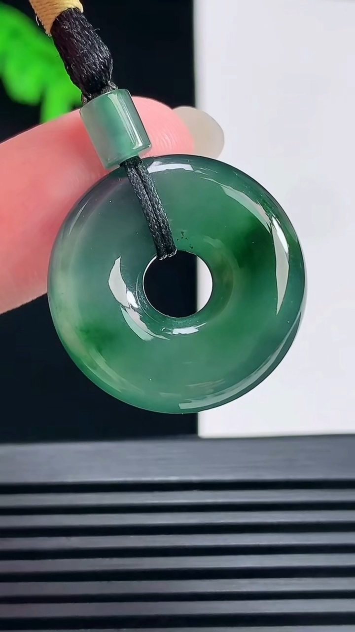 天然A货翡翠蓝水平安环吊坠，尺寸23-5.5 重量:6.52g
6月23日