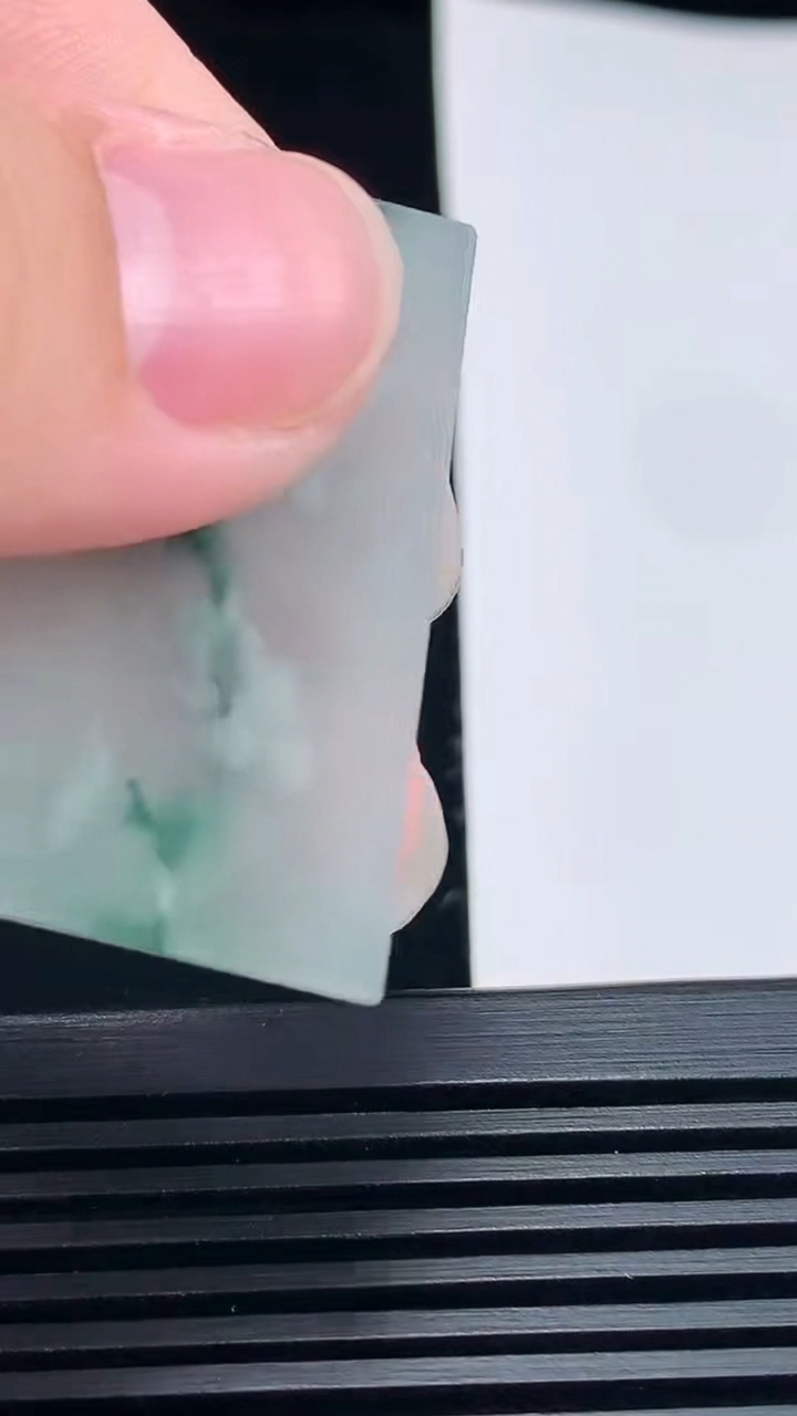 天然A货翡翠飘花无事牌吊坠，尺寸37-25.5-3.2 重量:9.28g
6月23日