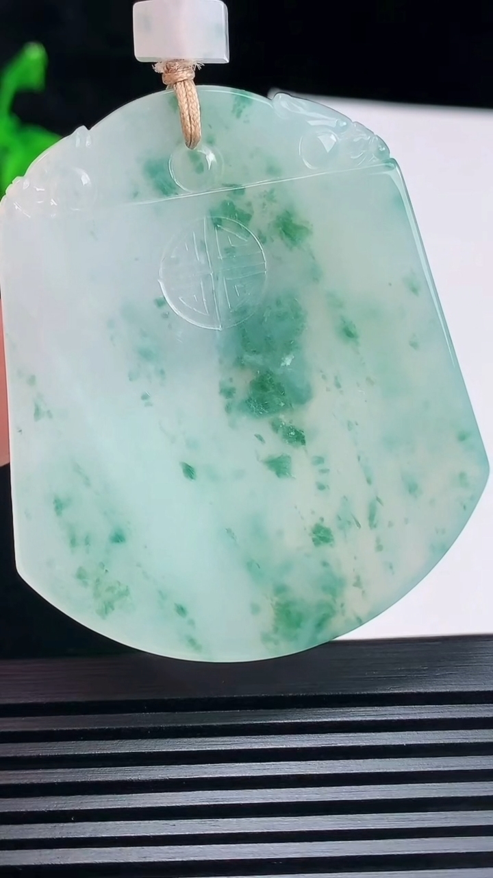 天然A货翡翠冰种飘花仿古无事牌吊坠，尺寸54-46.5-3.8 重量:25.89g
6月23日