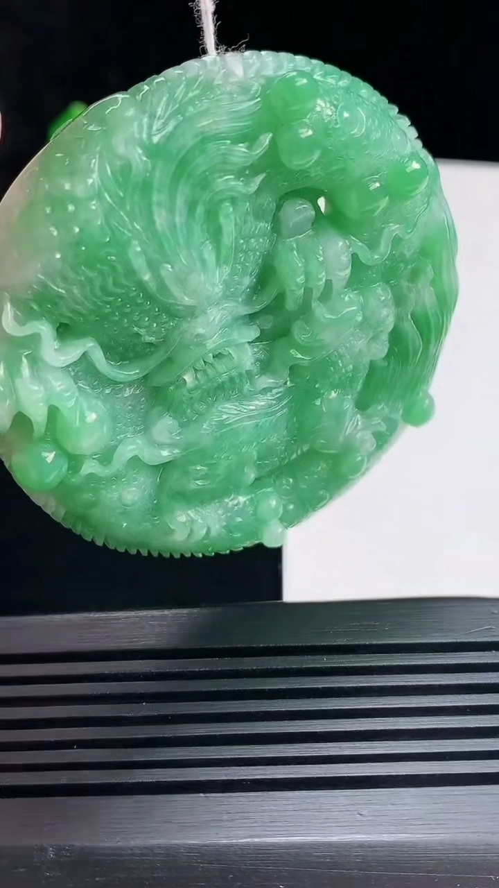 天然A货翡翠龙牌吊坠，尺寸57-13.5 重量:82.29g
6月23日