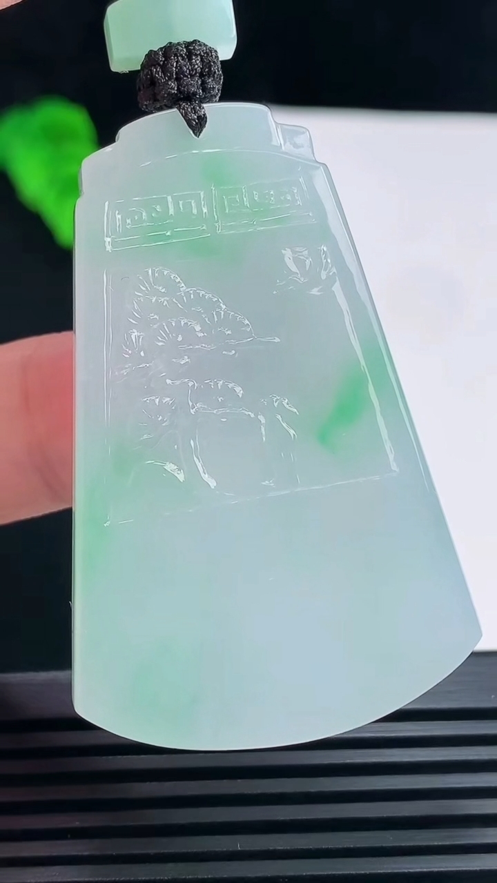 天然A货翡翠山水牌吊坠，尺寸52-34-5.5 重量:27.48g
6月23日