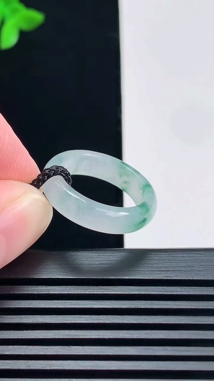 天然A货翡翠冰种飘花玉指环 戒指，尺寸16.5-5-2.6 重量:2.49g2026年6月23日
工厂直销收藏佳品,种好水足，色泽均匀，有种有色，上手高大气！