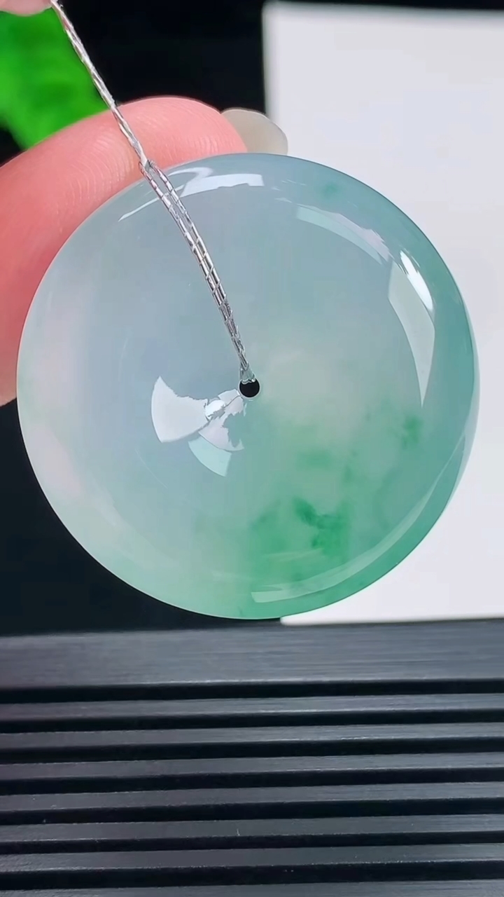 天然A货翡翠平安扣吊坠，尺寸32-8.2 重量:17.36g
6月23日