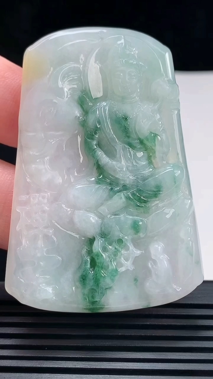 天然A货翡翠飘花普贤菩萨吊坠，尺寸62.6-43.5-5.2 重量:28.70g
6月23日