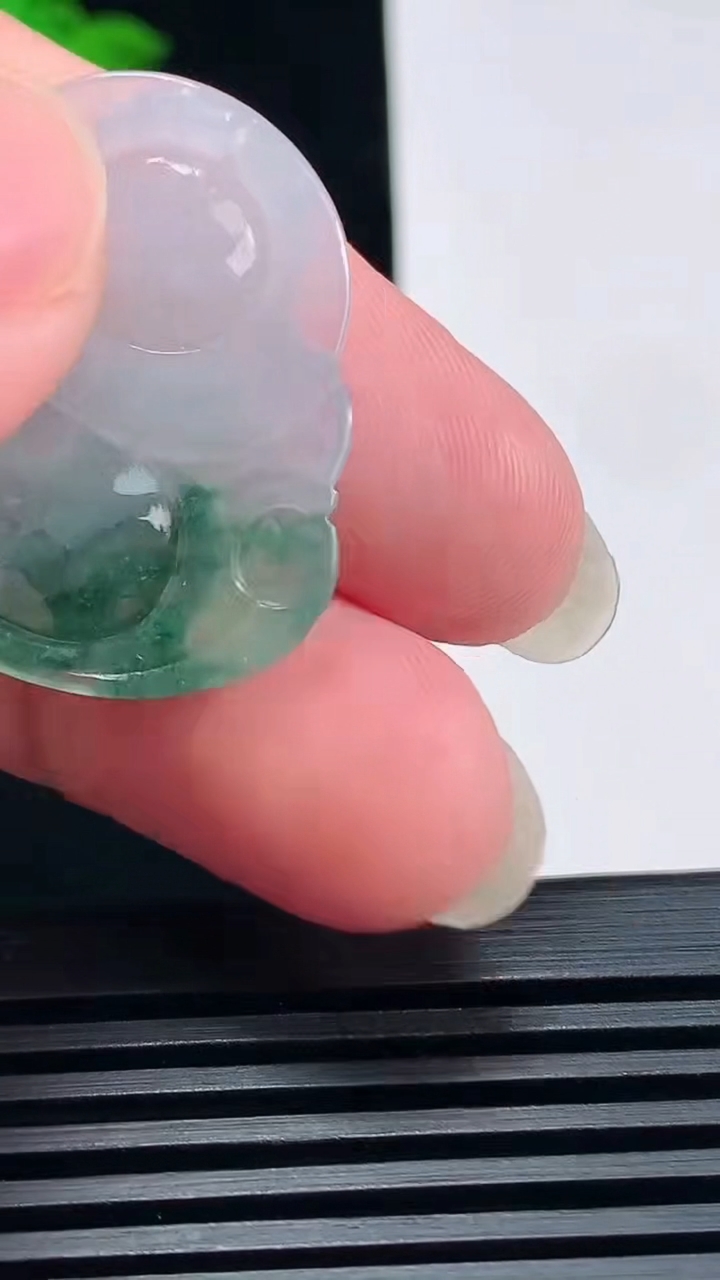 天然A货翡翠飘花佛公吊坠，尺寸30-32-5.8 重量:8.25g
6月23日