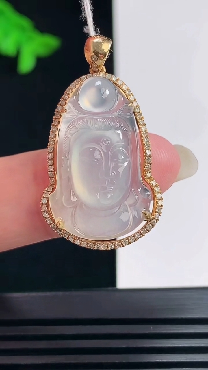 天然A货翡翠种白冰观音头吊坠，尺寸32-19-8.5，裸石25-15.5 重量:5.08g
6月23日