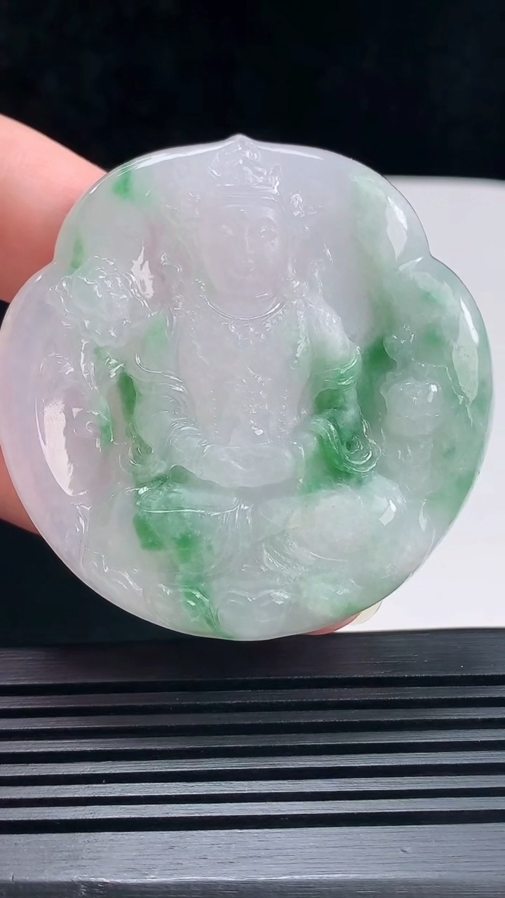 天然A货翡翠度母菩萨吊坠，尺寸54-53-7.2 重量:40.25g H30
6月23日