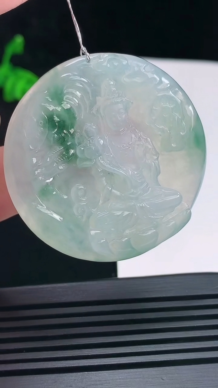 天然A货翡翠冰种飘花普贤菩萨吊坠，尺寸45.6-5.8 重量:25.11g
6月23日