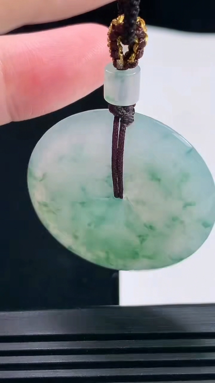 天然A货翡翠种飘花平安扣吊坠，尺寸35-5.2 重量:14.56g
6月23日