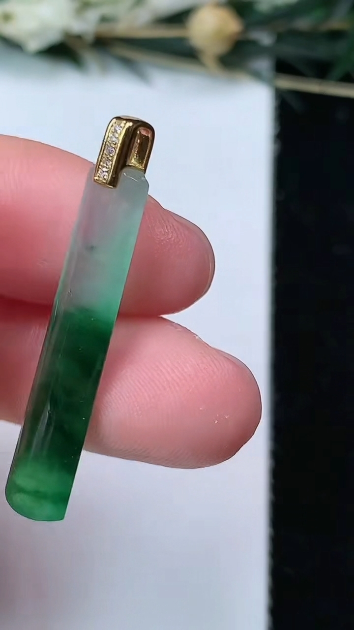 天然A货翡翠平安柱吊坠，尺寸29.4-6.2-3.3，重量:1.61g
6月23日