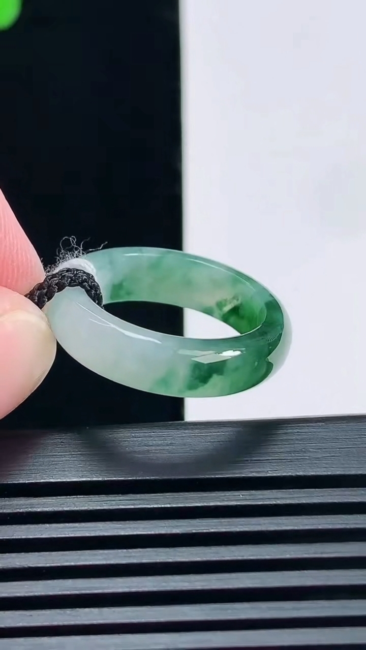 天然A货翡翠冰种飘花玉指环 戒指，尺寸18-5.5-3.2 重量:3.58g2026年6月23日
工厂直销收藏佳品,种好水足，色泽均匀，有种有色，上手高大气！