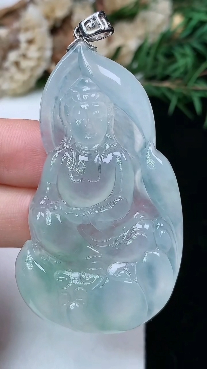 天然A货翡翠观音菩萨吊坠，尺寸52.8-30-6，重量:17.99g
6月23日