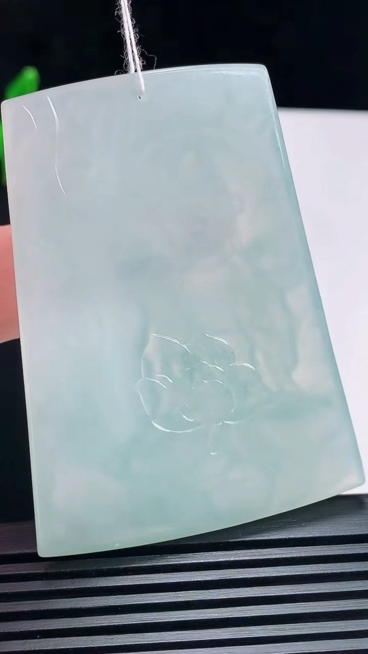 天然A货翡翠虚空藏菩萨吊坠，尺寸61.5-45.6-5 重量:33.32g
6月23日