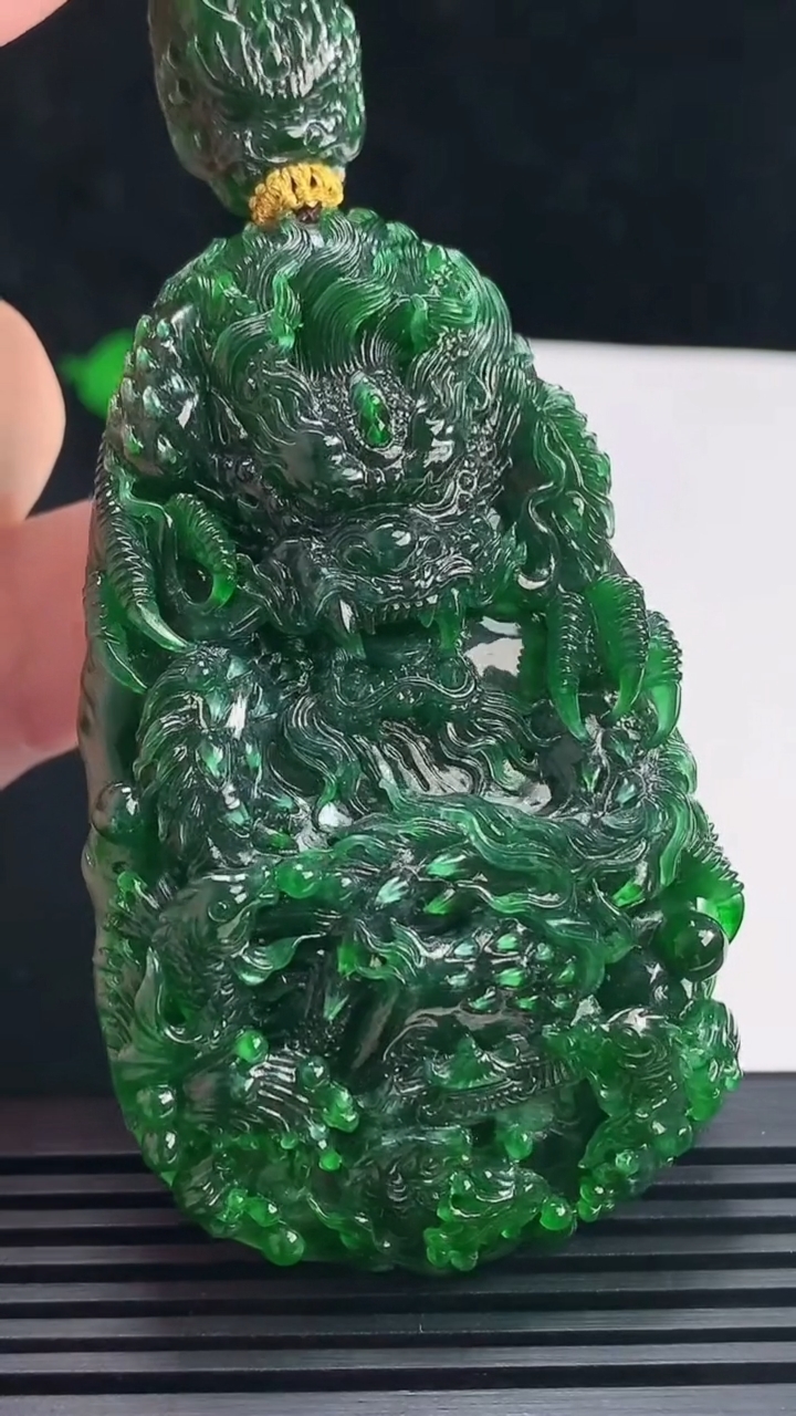 天然A货翡翠龙牌吊坠，尺寸69.2-43-13 重量:70.87g
6月23日