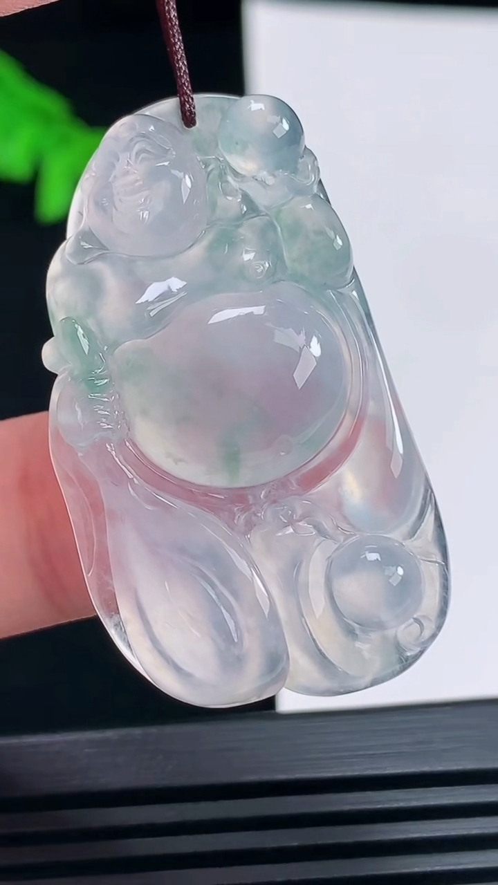 天然A货翡翠种飘花布袋佛吊坠，尺寸42-24-6 重量:11.04g
6月23日