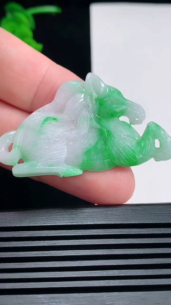 天然A货翡翠生肖马吊坠，尺寸50-30-4.8 重量:9.88g
6月24日
