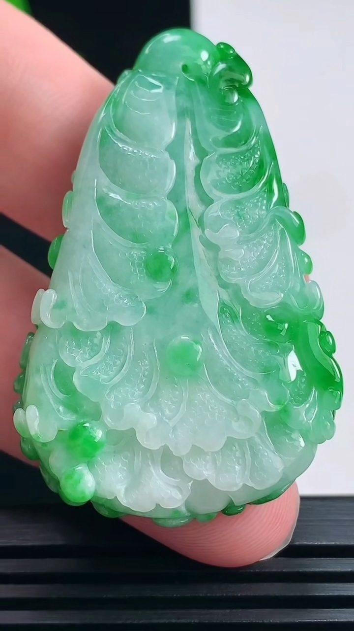 天然A货翡翠白菜吊坠，尺寸51-32.6-11.5 重量:26.99g
6月24日