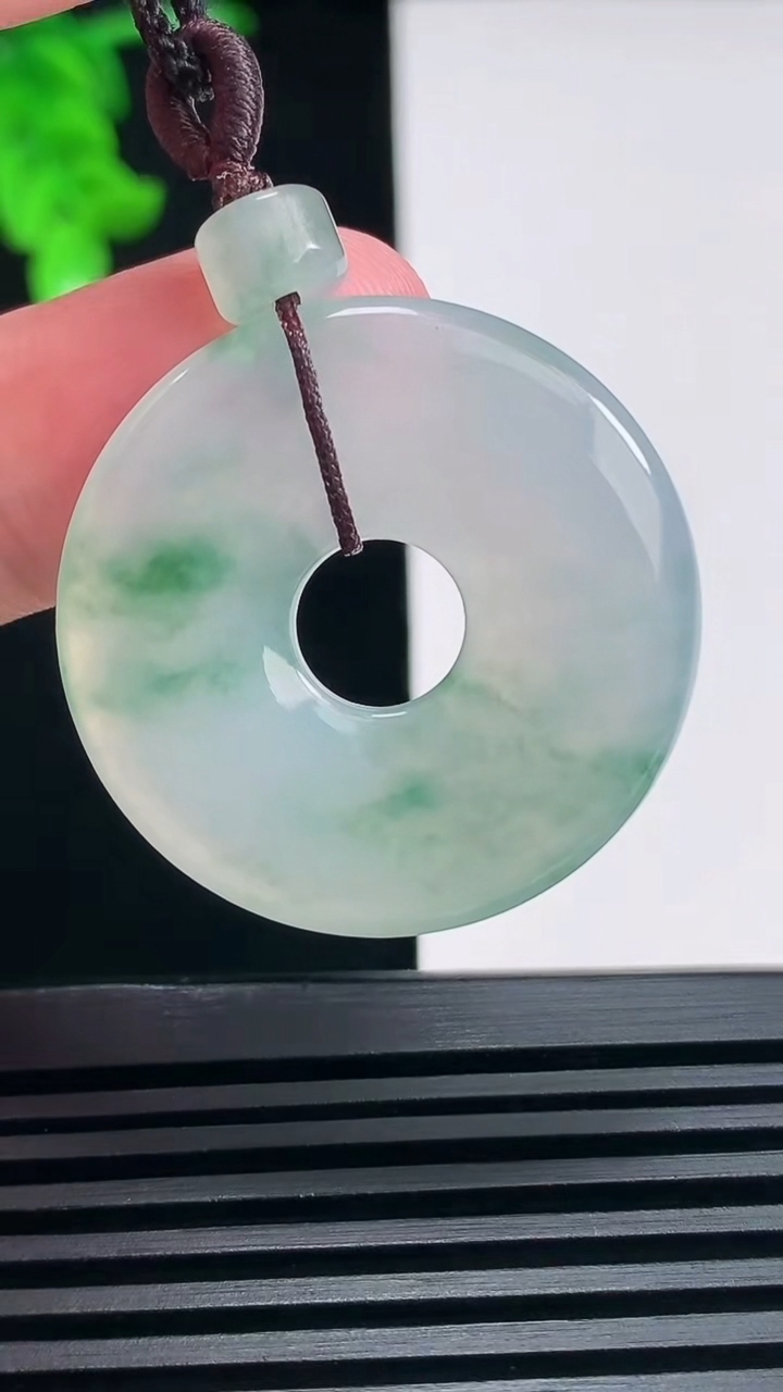 天然A货翡翠飘花平安环吊坠，尺寸30.5-4.5 重量:10.21g
6月24日