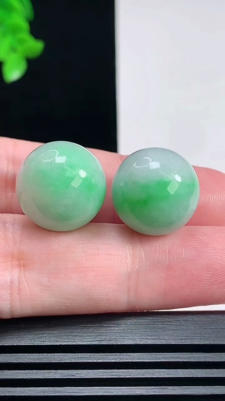 天然A货翡翠圆珠镶嵌件一对，尺寸16 重量:14.60g6月24日
工厂直销收藏佳品,种好水足，色泽均匀，有种有色，上手高大气！