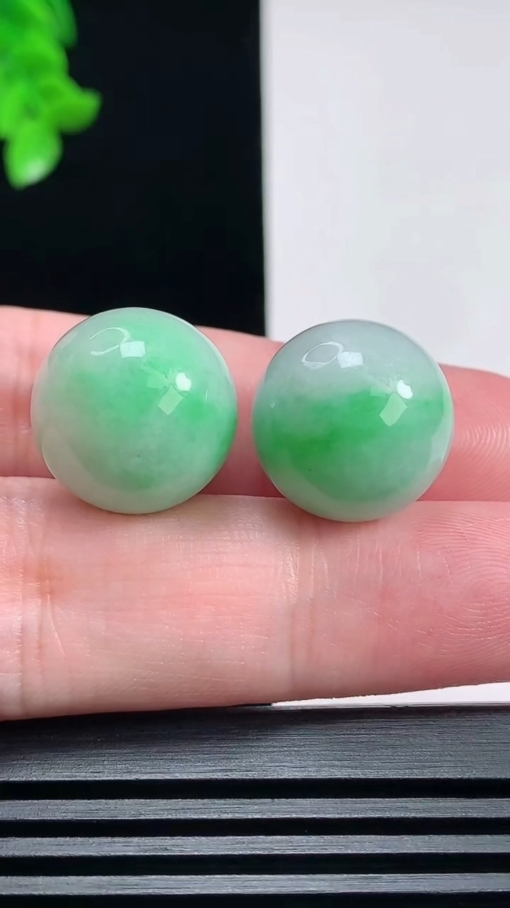 天然A货翡翠圆珠镶嵌件一对，尺寸16 重量:14.60g6月24日
工厂直销收藏佳品,种好水足，色泽