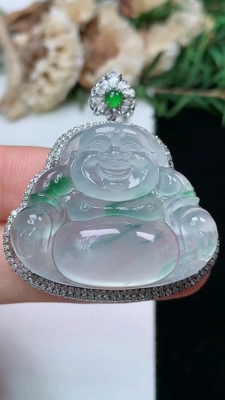 天然A货翡翠飘花佛公吊坠，尺寸37-33.8-11.8，裸石25.3-31.3，重量:11.21g
6月24日，重量:11.21g