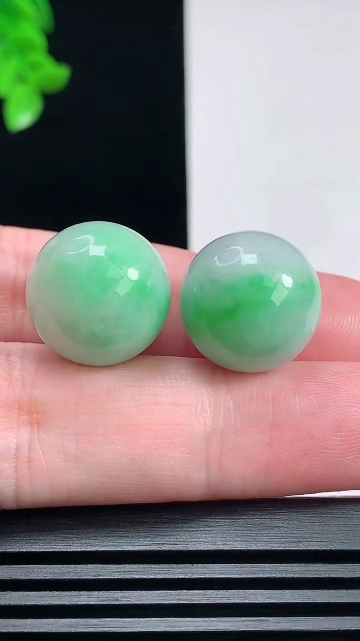 天然A货翡翠圆珠镶嵌件一对，尺寸16 重量:14.60g6月24日
工厂直销收藏佳品,种好水足，色泽均匀，有种有色，上手高大气！