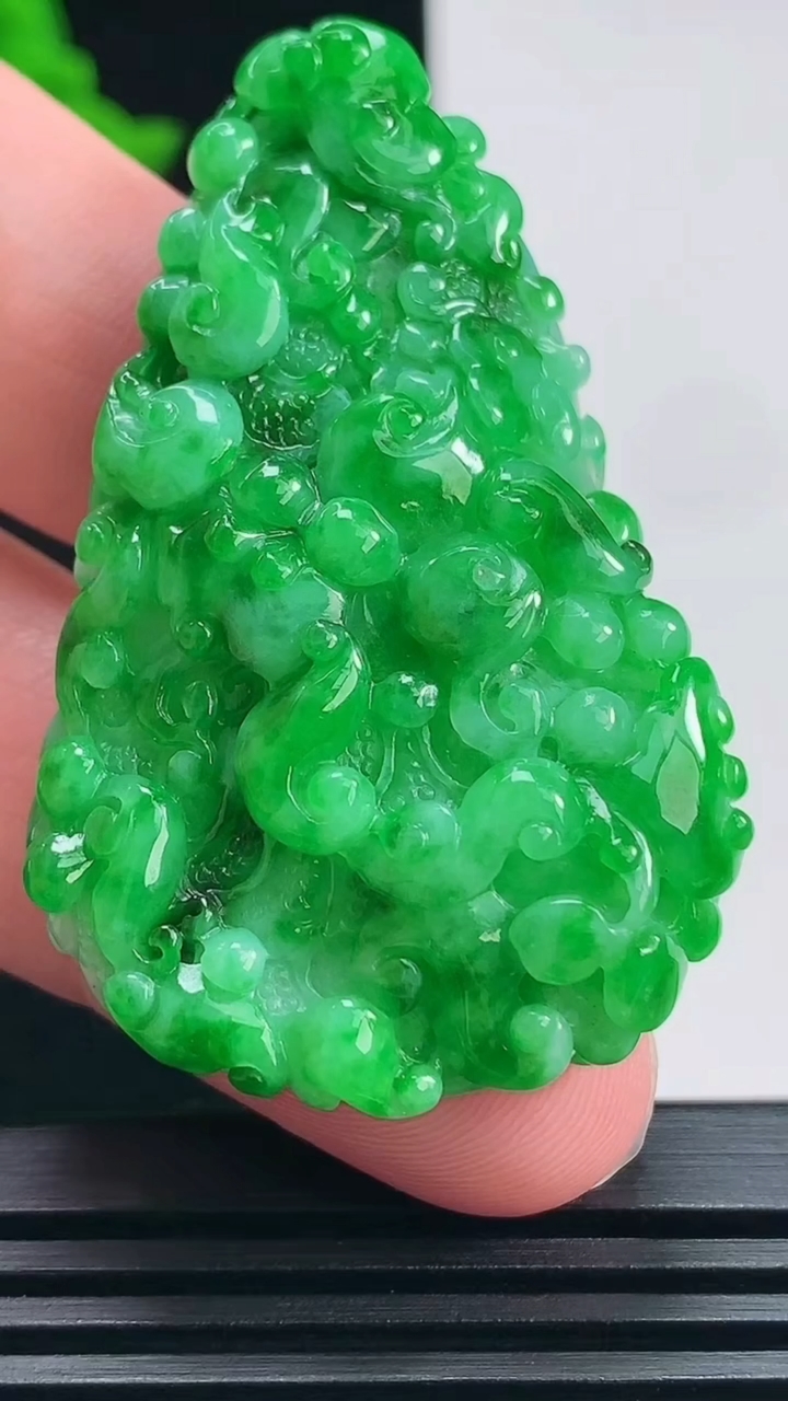 天然A货翡翠白菜吊坠，尺寸51-32.6-11.5 重量:26.99g
6月24日