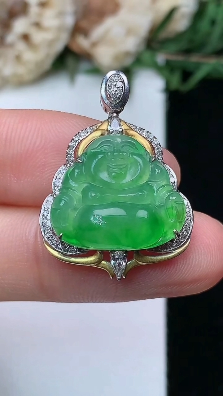 天然A货翡翠佛公吊坠，尺寸26.4-19-7.3，裸石14-16.3，重量:3.58g
6月24日
