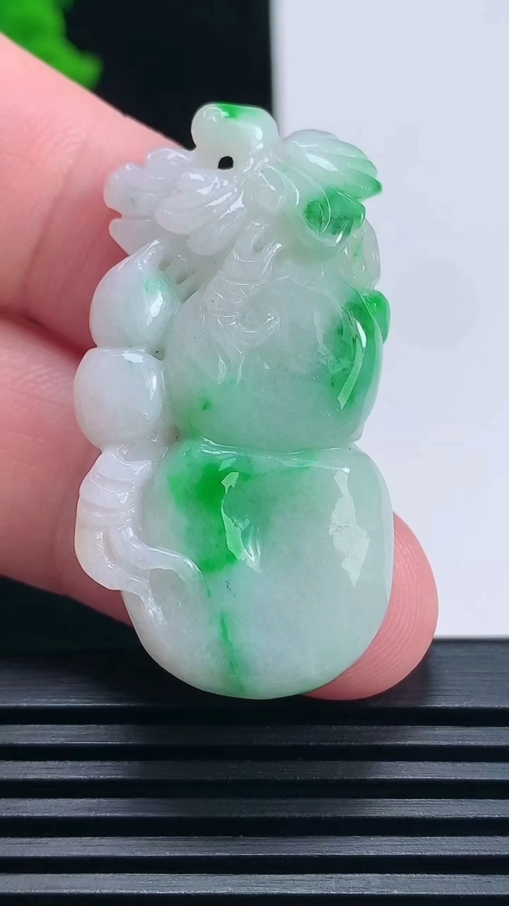 天然A货翡翠葫芦吊坠，尺寸41-22-7.6 重量:13.88g
6月24日
