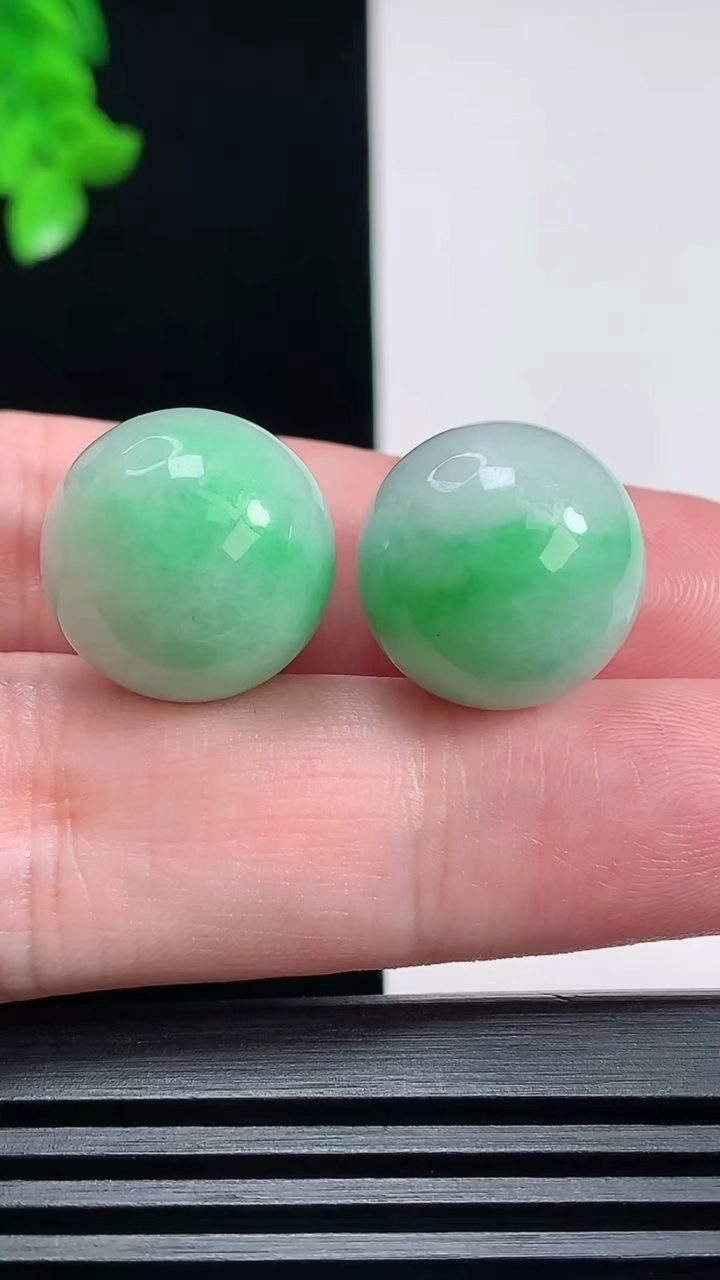 天然A货翡翠圆珠镶嵌件一对，尺寸16 重量:14.60g6月24日
工厂直销收藏佳品,种好水足，色泽
