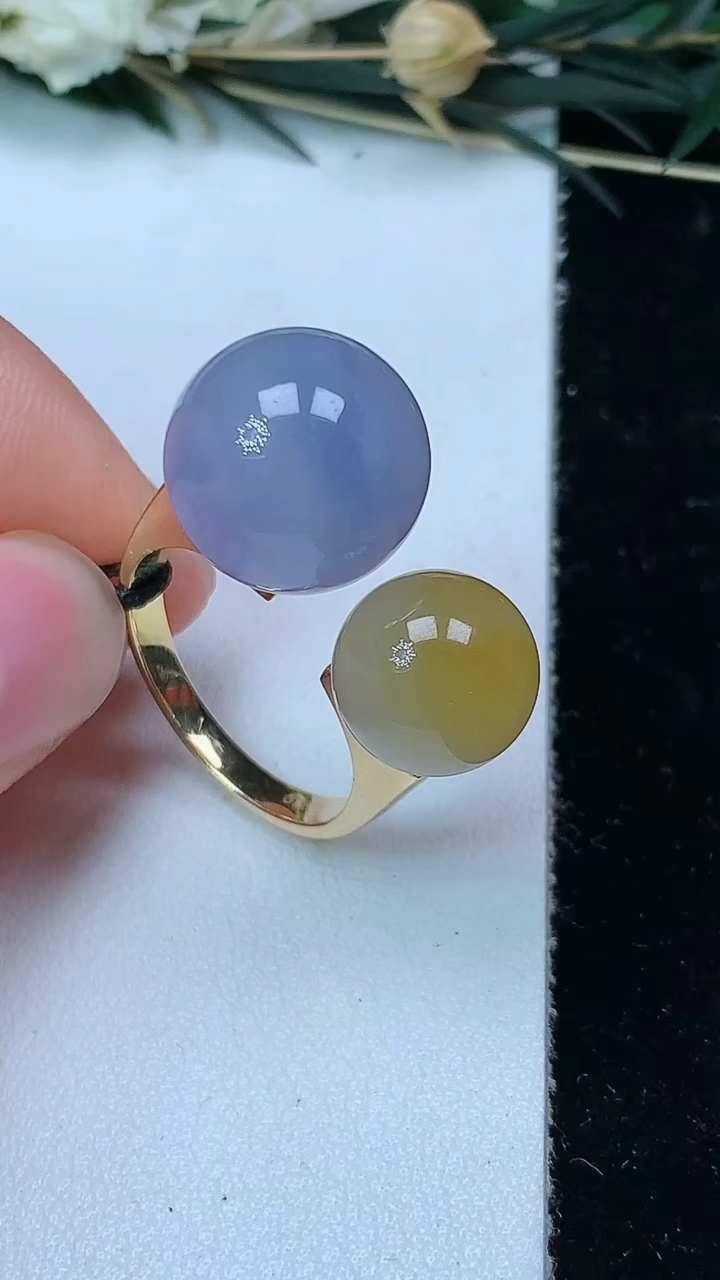 天然A货翡翠k金双彩圆珠戒指，尺寸17.9-13.3，重量:9.02g2026年6月24日
工厂直销