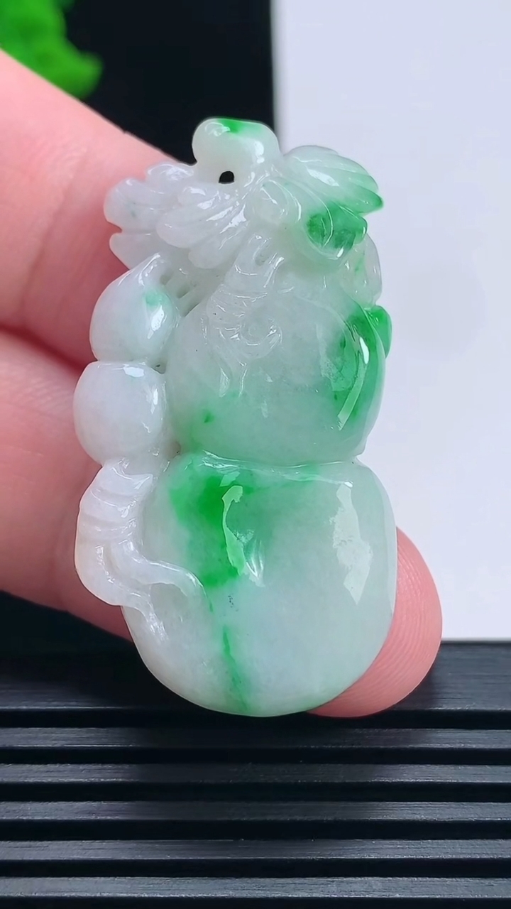 天然A货翡翠葫芦吊坠，尺寸41-22-7.6 重量:13.88g
6月24日