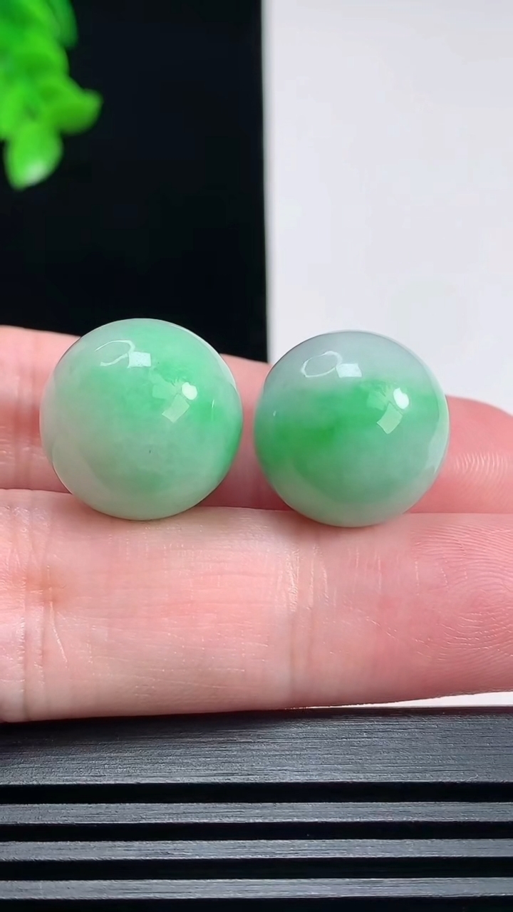 天然A货翡翠圆珠镶嵌件一对，尺寸16 重量:14.60g6月24日
工厂直销收藏佳品,种好水足，色泽均匀，有种有色，上手高大气！