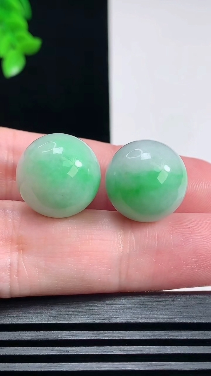 天然A货翡翠圆珠镶嵌件一对，尺寸16 重量:14.60g6月24日
工厂直销收藏佳品,种好水足，色泽均匀，有种有色，上手高大气！