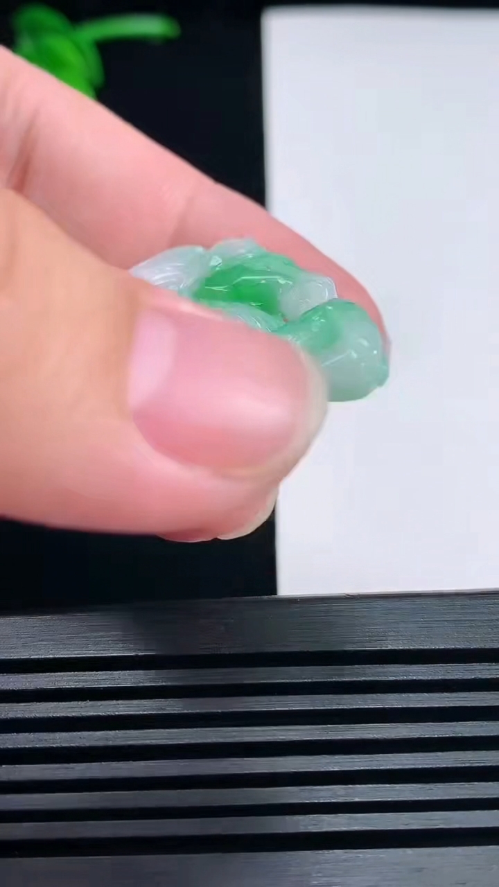 天然A货翡翠生肖马吊坠，尺寸50-30-4.8 重量:9.88g
6月24日