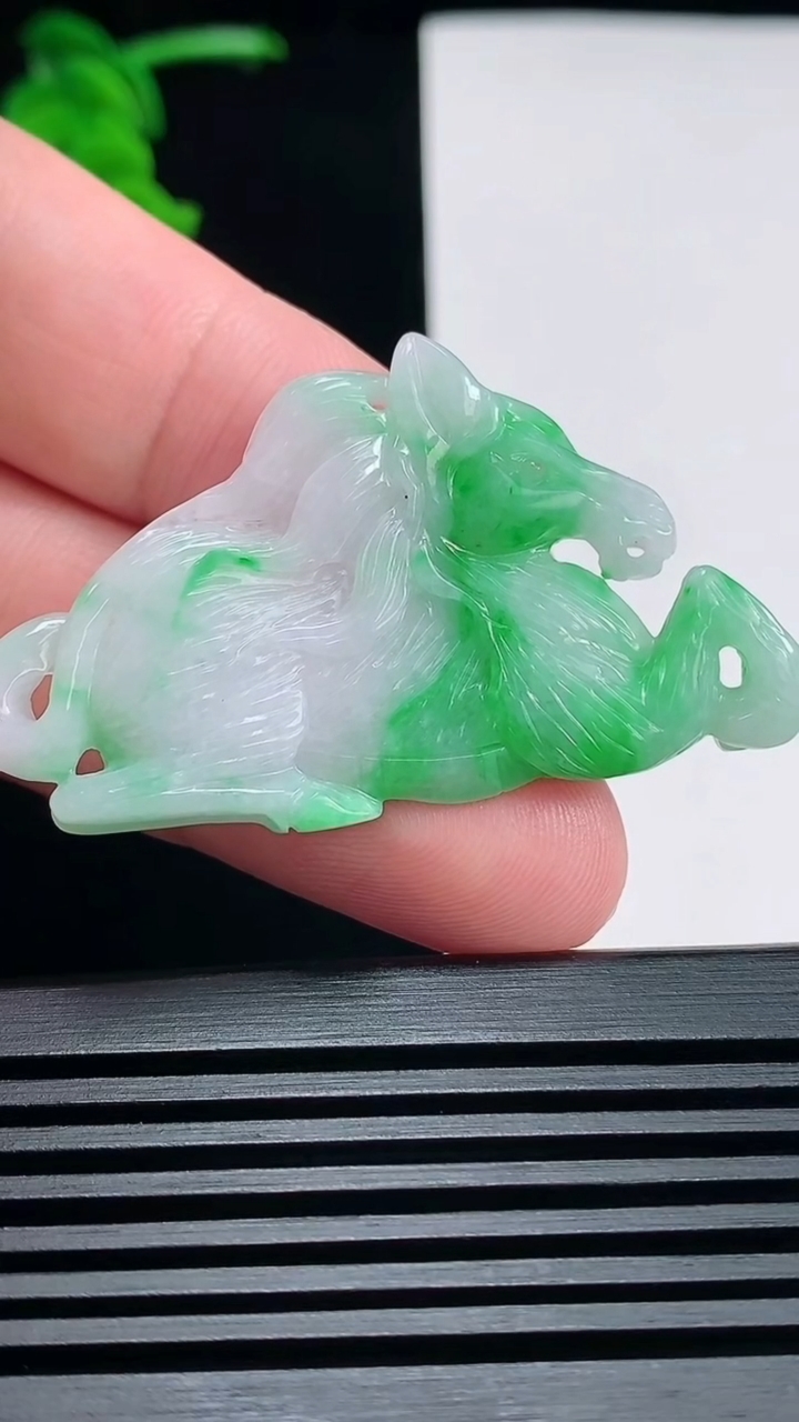 天然A货翡翠生肖马吊坠，尺寸50-30-4.8 重量:9.88g
6月24日