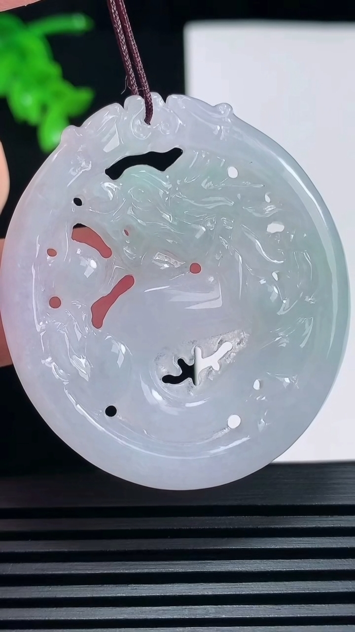 天然A货翡翠龙牌吊坠，尺寸47-42-5.2  重量:19.21g
6月24日