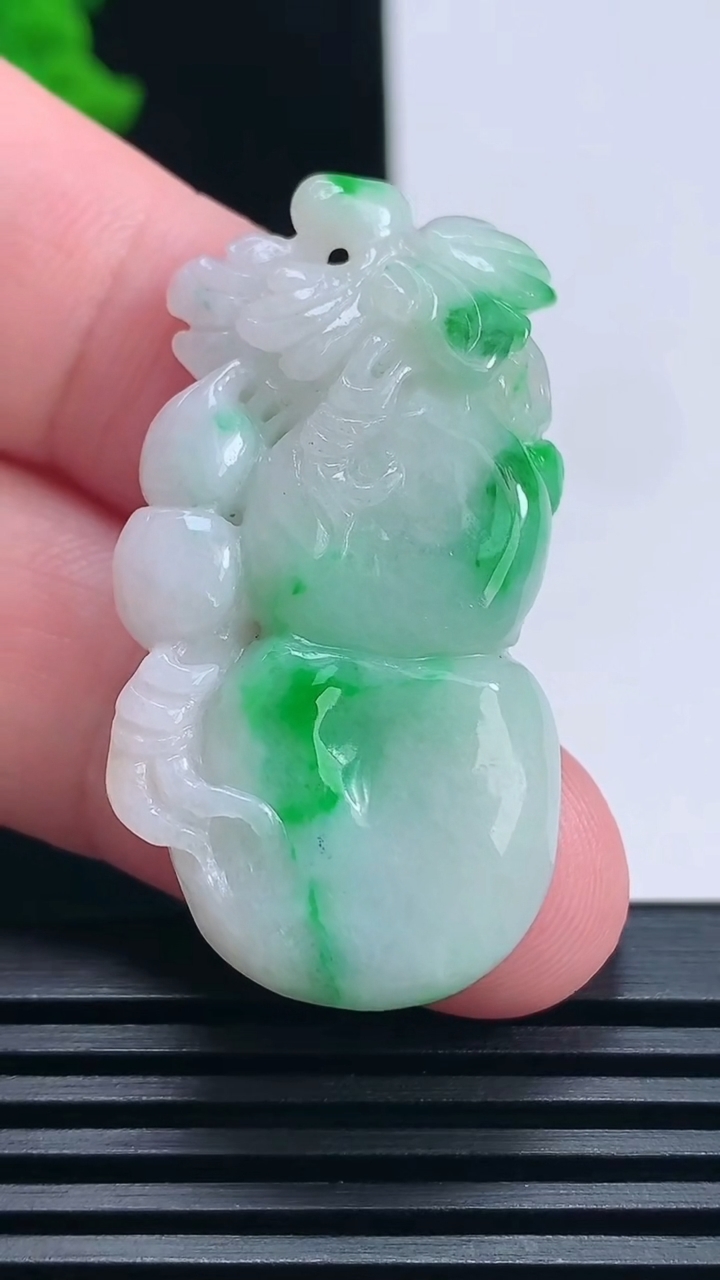 天然A货翡翠葫芦吊坠，尺寸41-22-7.6 重量:13.88g
6月24日