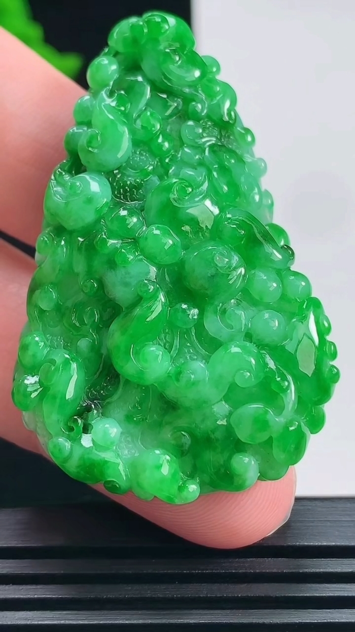天然A货翡翠白菜吊坠，尺寸51-32.6-11.5 重量:26.99g
6月24日