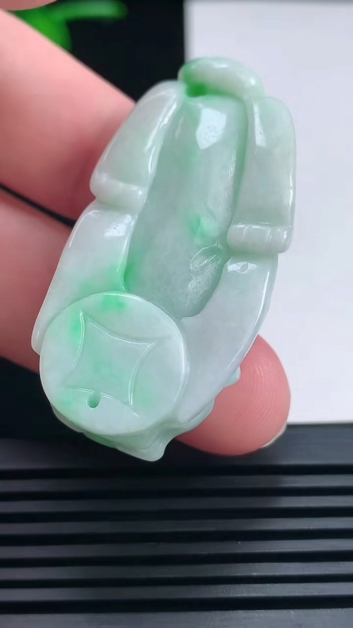 天然A货翡翠生肖虎吊坠，尺寸46.5-23-13.2 重量:29.44g
6月24日