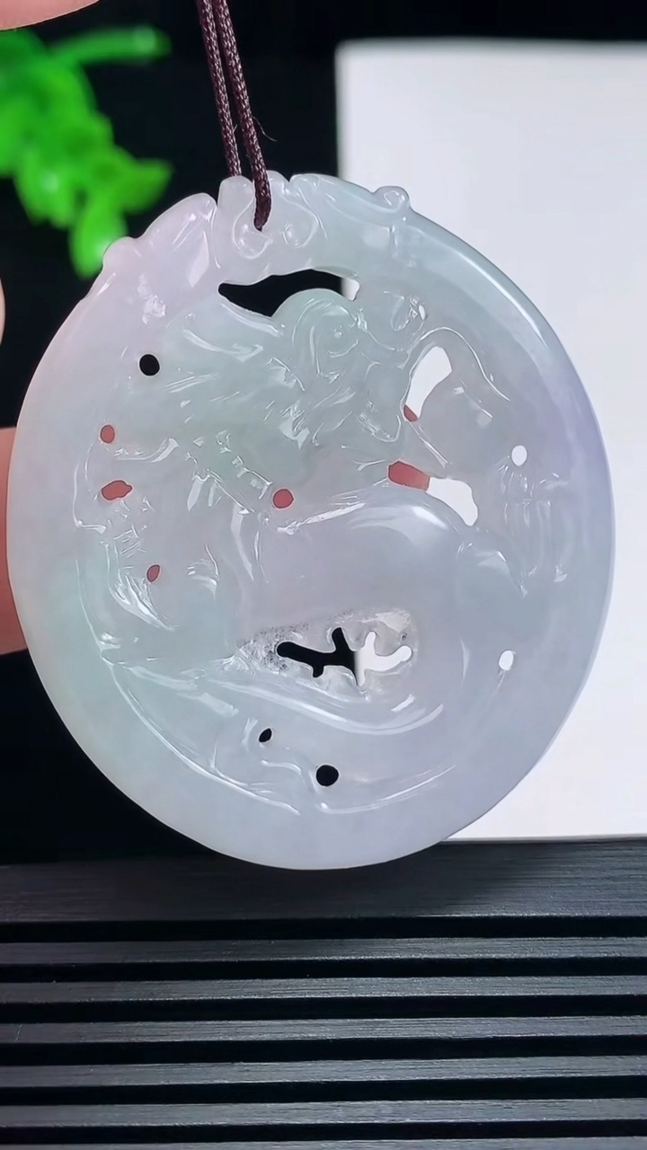 天然A货翡翠龙牌吊坠，尺寸47-42-5.2  重量:19.21g
6月24日