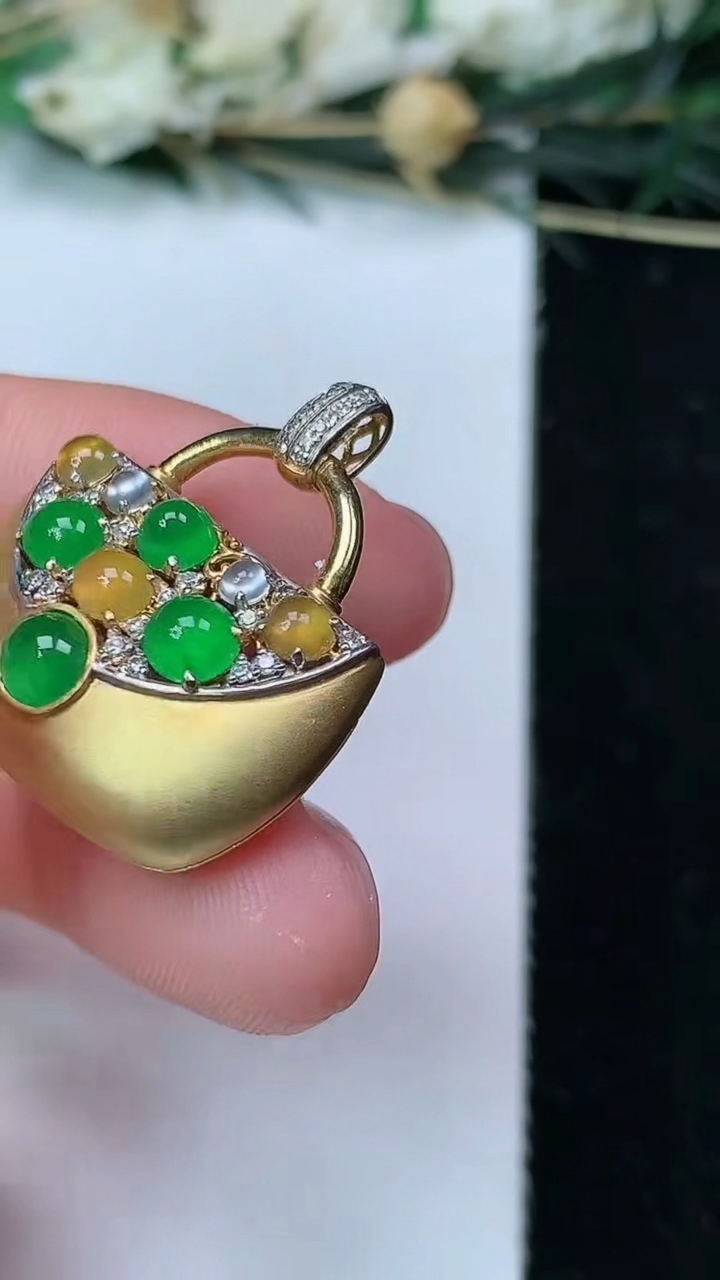 天然A货翡翠蛋面 包包吊坠，尺寸24.5-23.2-10.5，裸石4.3-4，重量:5.36g
6月24日