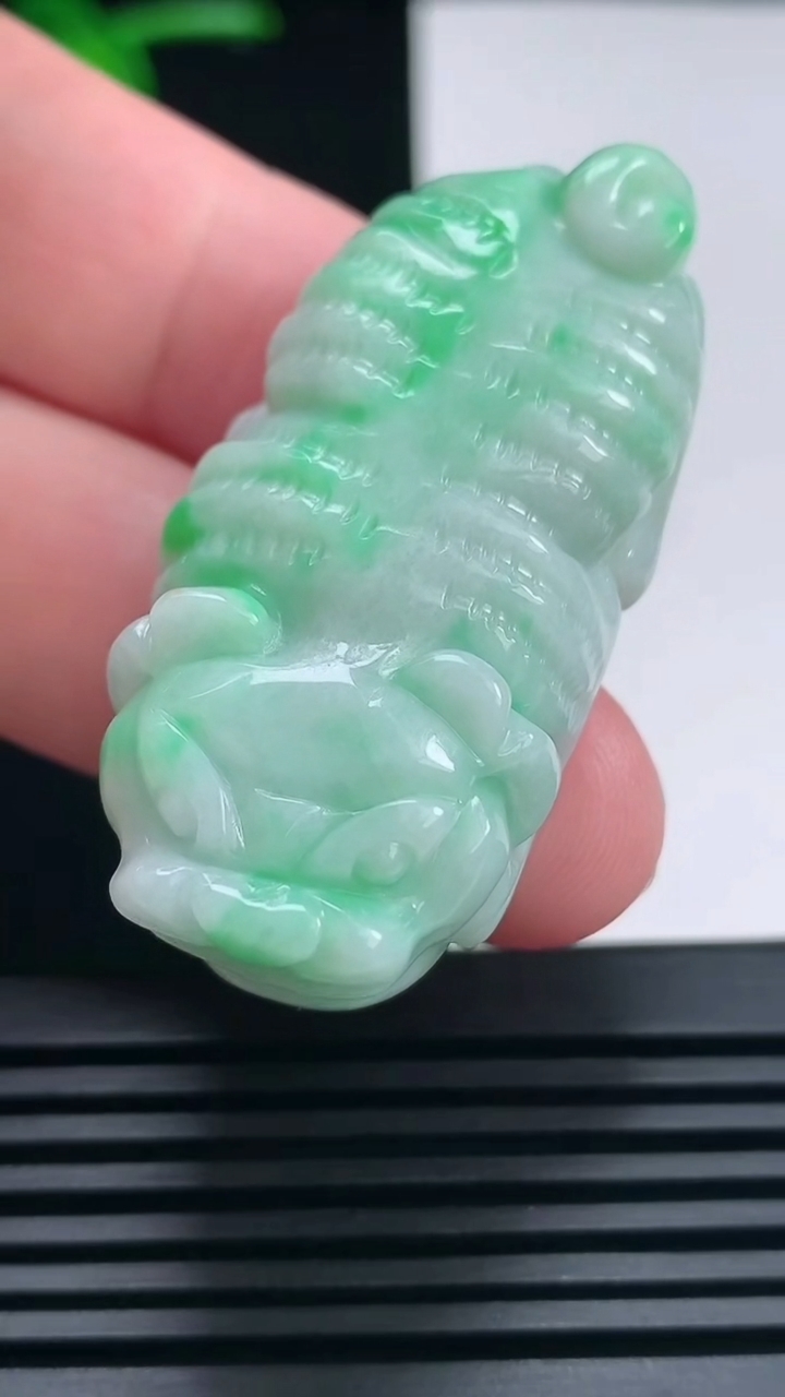 天然A货翡翠生肖虎吊坠，尺寸46.5-23-13.2 重量:29.44g
6月24日