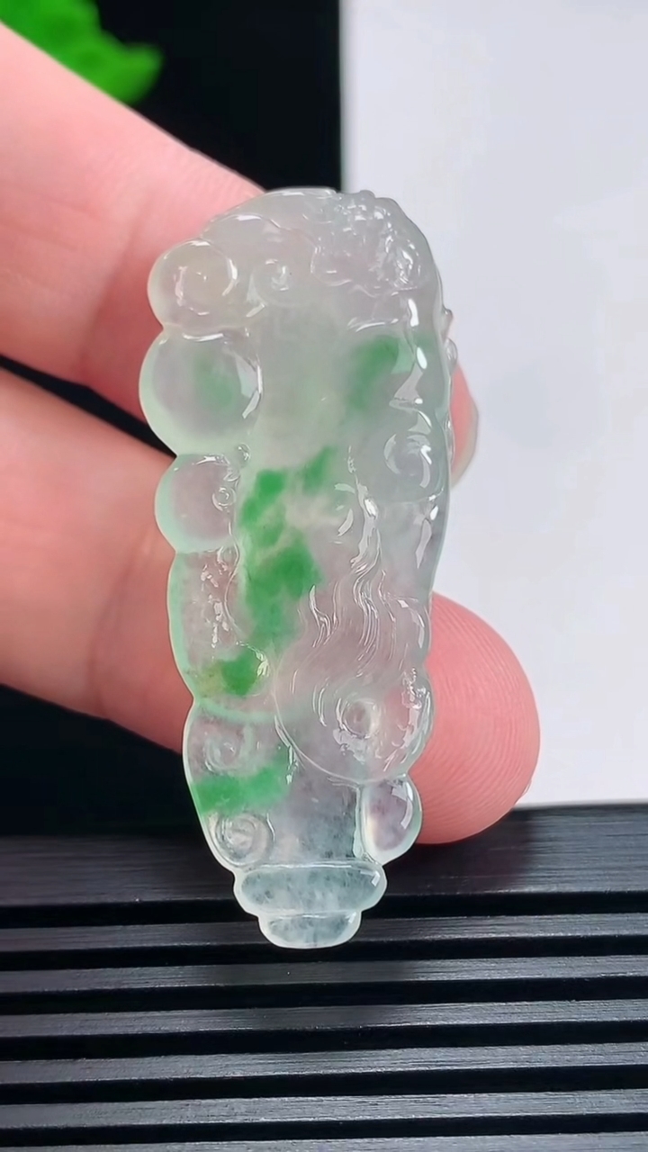 天然A货翡翠龙柱吊坠，尺寸46-20-6.5 重量:8.00g
6月25日